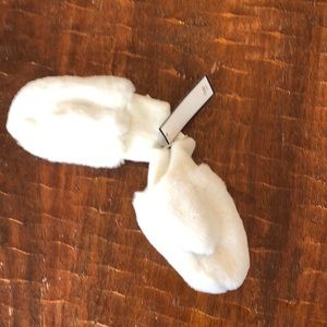 GAP fuzzy mittens small (baby)